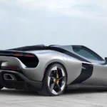 Paskutinis-„Ferrari-nehibridinis-V8-voras-isvaziuoja-vilkedamas-mokslines-fantastikos-kostiuma.webp.webp